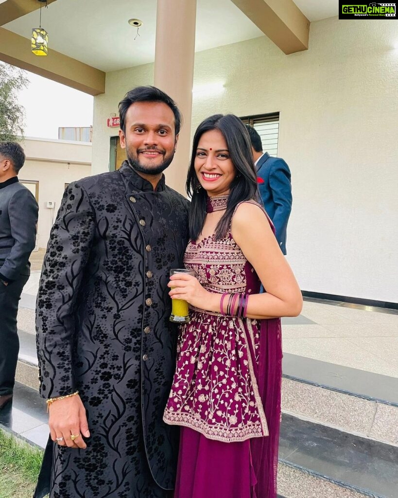 Maulika Patel Instagram - Hey Birthday Man 👨🏻 @dharak8079 🍻 Yaara You know you are a family ♥ A friend who is remembered by her family before a friend 😃 What can i say about our bond, one incident can express everything i guess, you know I had tears in my eyes on your wedding day 🥺😂 “मेरा दोस्त गया” 😜 But fortunately You Got Mittu 😘 @mit911patel 🤗♥ Lucky You ♥ હમણાં જ આવીને ગયો એટલે તારી બહુ યાદ નથી આવતી 😒 બસ જતો હતો ત્યારે સમય ઓછો પડ્યો 🥺 We are damn lucky that we spent a great moments together 🤗 I wish you achieve everything you want and shop more nd more for me 😜 More love & happiness to youu Darlingg 🤗♥ Cheers to our forever Friendship 🍻 Happy Wala birthday 🎂🎉