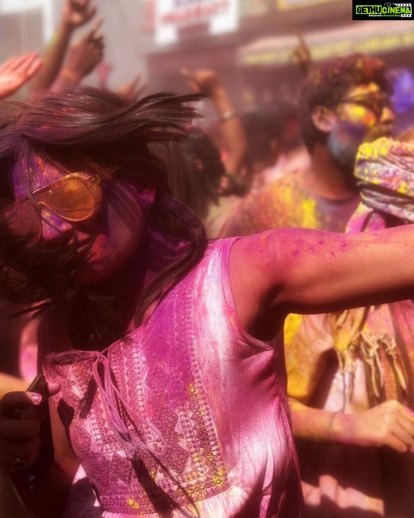 Maulika Patel Instagram - होली 🌸 “रंगो से भरी ख़ुशियों वाली होली “ #festival #holi #colors #friends #celebration #ritual #play #dance #rangbarse #bhang #happiness #pushkar #pushkarholi #blessings #ilovemyblessedlife💕