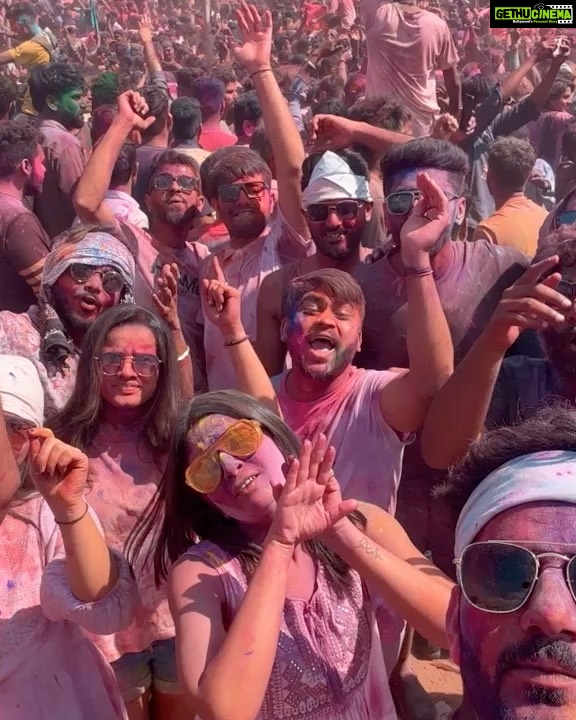 Maulika Patel Instagram - होली 🌸 “रंगो से भरी ख़ुशियों वाली होली “ #festival #holi #colors #friends #celebration #ritual #play #dance #rangbarse #bhang #happiness #pushkar #pushkarholi #blessings #ilovemyblessedlife💕