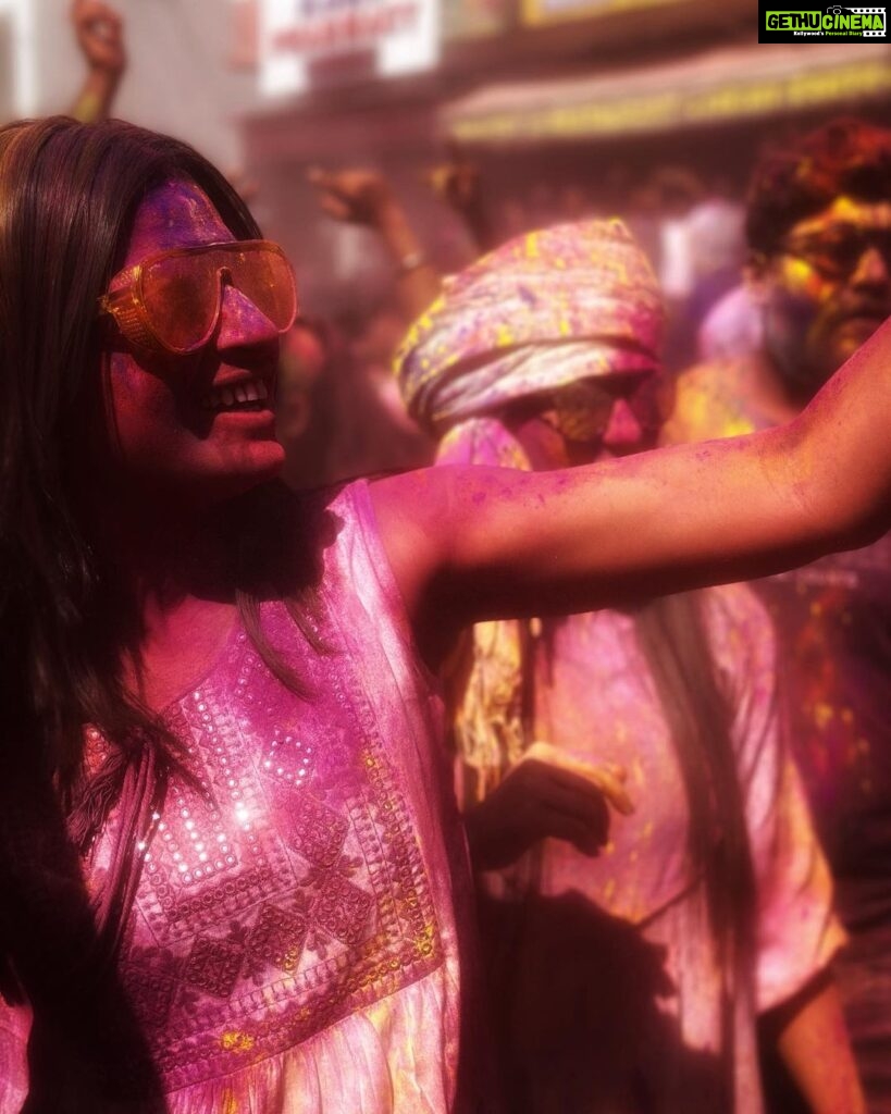 Maulika Patel Instagram - होली 🌸 “रंगो से भरी ख़ुशियों वाली होली “ #festival #holi #colors #friends #celebration #ritual #play #dance #rangbarse #bhang #happiness #pushkar #pushkarholi #blessings #ilovemyblessedlife💕