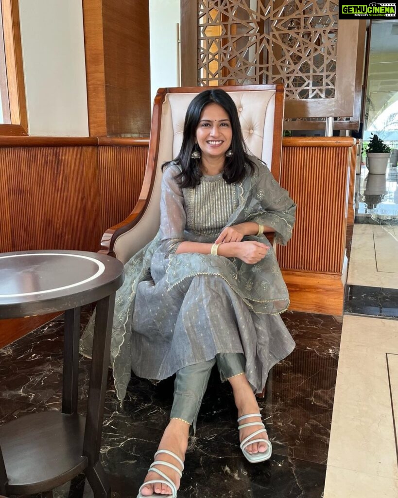 Maulika Patel Instagram - दिल से निकली हुई मुस्कुराहट और उसी मुस्कुराहट से किसी के दिल को जितना आसान है, पर दिल से मुस्कुराना...!!! #justathought #behappy #staypositive #spreadhappiness #spreadsmiles #spreadlove ♥