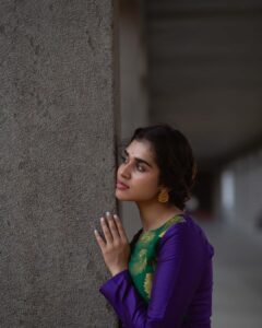 Meenakshi Govindarajan Instagram - ஓடும் நேரம் நிறுத்தி… ஆயுள் ரேக திருத்தி… காதல் செய்வன் கடத்தி… உன் ஒருத்தி நெருப்பும் இறப்பு வரைக்கும்….♥️ @magizham_boutique 📸 @aishwaryashok