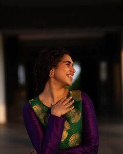 Meenakshi Govindarajan Instagram - ஓடும் நேரம் நிறுத்தி…
ஆயுள் ரேக திருத்தி…
காதல் செய்வன் கடத்தி…
உன் ஒருத்தி நெருப்பும் இறப்பு வரைக்கும்….♥️ @magizham_boutique 📸 @aishwaryashok