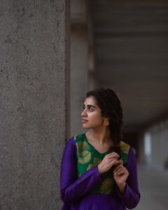 Meenakshi Govindarajan Instagram - ஓடும் நேரம் நிறுத்தி…
ஆயுள் ரேக திருத்தி…
காதல் செய்வன் கடத்தி…
உன் ஒருத்தி நெருப்பும் இறப்பு வரைக்கும்….♥️ @magizham_boutique 📸 @aishwaryashok