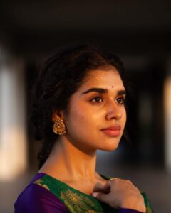 Meenakshi Govindarajan Instagram - ஓடும் நேரம் நிறுத்தி…
ஆயுள் ரேக திருத்தி…
காதல் செய்வன் கடத்தி…
உன் ஒருத்தி நெருப்பும் இறப்பு வரைக்கும்….♥️ @magizham_boutique 📸 @aishwaryashok