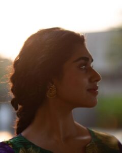 Meenakshi Govindarajan Instagram - ஓடும் நேரம் நிறுத்தி…
ஆயுள் ரேக திருத்தி…
காதல் செய்வன் கடத்தி…
உன் ஒருத்தி நெருப்பும் இறப்பு வரைக்கும்….♥️ @magizham_boutique 📸 @aishwaryashok