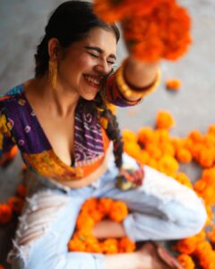 Meenakshi Govindarajan Instagram - Photos & Videos shot by @anitakamaraj 
Creative direction, Styling & Video edit by @beingroofa 
Make up by @anupama.krishnamachari 
Hair by @hair_by_aiswaryaraj 
Blouse from @colorsandmirrors