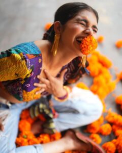 Meenakshi Govindarajan Instagram - Photos & Videos shot by @anitakamaraj 
Creative direction, Styling & Video edit by @beingroofa 
Make up by @anupama.krishnamachari 
Hair by @hair_by_aiswaryaraj 
Blouse from @colorsandmirrors