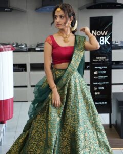 Meenakshi Raveendran Instagram - അവിട്ടം ദിനാശംസകൾ🌸💐🌺

വസ്ത്രാലങ്കാരം: @tiana_designers 
ആഭരണങ്ങള്‍: @krishna_fallalery