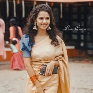 Meenakshi Raveendran Instagram - വീട് വിട്ടാൽ അമ്പലം, അമ്പലം വിട്ടാൽ വീട്, വഴിയിൽ ആരുടേയും മുഖത്ത് പോലും നോക്കില്ല... എന്താ അടക്കം എന്താ ഒതുക്കം 😌😌😌😜😜😜

📸 @alok_s_85