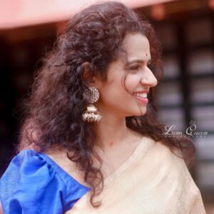 Meenakshi Raveendran Instagram - വീട് വിട്ടാൽ അമ്പലം, അമ്പലം വിട്ടാൽ വീട്, വഴിയിൽ ആരുടേയും മുഖത്ത് പോലും നോക്കില്ല... എന്താ അടക്കം എന്താ ഒതുക്കം 😌😌😌😜😜😜

📸 @alok_s_85
