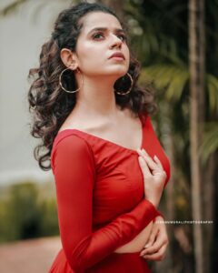Meenakshi Raveendran Instagram - The cherry blossom🌹🥀🌷
PHOTOGRAPHY : @jishnumurali_
COSTUME : @tiana_designers
MAKEUP : @_arya_jithins_makeover
Hair : @makeovers_by_anjaly
VC : @jiju_k_vijayan
Location : @nihararesorts