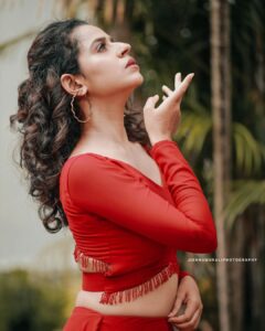 Meenakshi Raveendran Instagram - The cherry blossom🌹🥀🌷
PHOTOGRAPHY : @jishnumurali_
COSTUME : @tiana_designers
MAKEUP : @_arya_jithins_makeover
Hair : @makeovers_by_anjaly
VC : @jiju_k_vijayan
Location : @nihararesorts