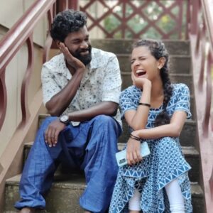 Meenakshi Raveendran Instagram - അങ്ങനെ #antonythadikkaran ഉം #yahoomessenger പെണ്കുട്ടിയും ഒന്നിക്കുകയാണ് ഗൂയ്‌സ് ❤️❤️❤️
 #hridayam#vineethsreenivasan#shootinglocation#newmovie