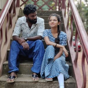 Meenakshi Raveendran Instagram - അങ്ങനെ #antonythadikkaran ഉം #yahoomessenger പെണ്കുട്ടിയും ഒന്നിക്കുകയാണ് ഗൂയ്‌സ് ❤️❤️❤️
 #hridayam#vineethsreenivasan#shootinglocation#newmovie
