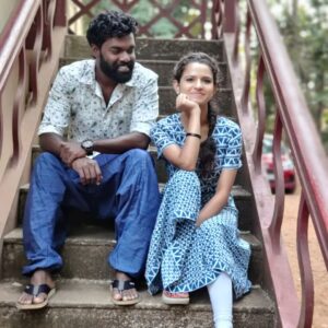 Meenakshi Raveendran Instagram - അങ്ങനെ #antonythadikkaran ഉം #yahoomessenger പെണ്കുട്ടിയും ഒന്നിക്കുകയാണ് ഗൂയ്‌സ് ❤️❤️❤️
 #hridayam#vineethsreenivasan#shootinglocation#newmovie