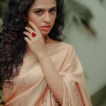 Meenakshi Raveendran Instagram - Costumes&styling :@sans_kritidesigns & @ardraswathii Pretty face - @meenakshi.raveendran Behind the lens- @hkcreationsdxb Recorded - @dop_by_tony Magic hands - @shibin4865 Jewellery:@dcjewellersgoldanddiamonds . . . . . . #meenakshiraveendran #influencer#kerala #filimactress Kochi Kerela, India