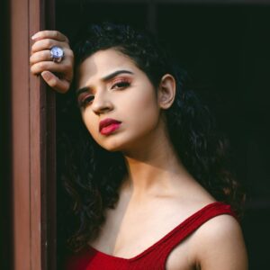 Meenakshi Raveendran Instagram - The oblivious exasperation of the sun to me for audaciously posing when he brights

Click📸 @anandudasphotography 
Makeup @venidilimon