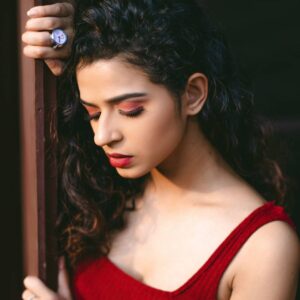 Meenakshi Raveendran Instagram - The oblivious exasperation of the sun to me for audaciously posing when he brights

Click📸 @anandudasphotography 
Makeup @venidilimon