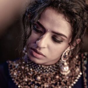 Meenakshi Raveendran Instagram - A glimpse of light makes it bright 

Click @anil_thiruvizha 
Costume @arati_podi 
Mua: myself