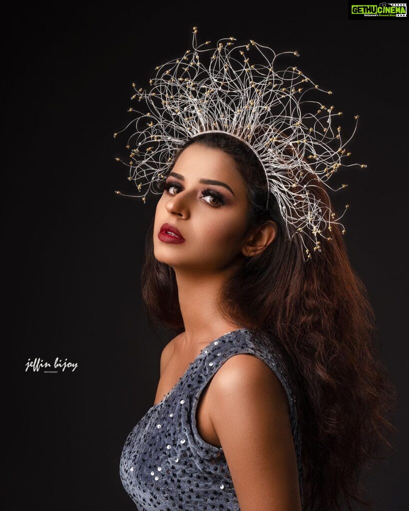 Meenakshi Raveendran Instagram - The crown series; Malevolent queen Featuring @meenakshi.raveendran Concept,Styling and photography @jeffinbijoyphotography Art (crown) @s_k_3_9_3 Makeup and hair @alagne_signature Studio @maxxocreative Photography assist @jobin_jaison Bts video @stories_by_melvin_augustine Bts video edits @shibilinuaman Special thanks to @rizwanmechoth @arunkrishnaaa Maxxo Creative