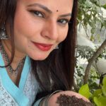 Megha Dhade Instagram - #merimatimeradesh *मेरी माटी, मेरा देश🇮🇳* *मिट्टी को नमन🙏वीरों का वंदन🪷* भारताच्या स्वातंत्र्याच्या अमृतमहोत्सवा निमित्ताने *स्वातंत्र्यासाठी बलिदान देणाऱ्या हुतात्म्यांना नमन करण्यासाठी* माननीय पंतप्रधान नरेंद्र मोदी यांनी केलेल्या आवाहनानुसार *”मेरी माटी, मेरा देश” अभियानात सहभागी होऊयात.* या *👉महाभियानात सहभागी होण्यासाठी एका हातात माती घेऊन, त्याचा सेल्फी/फोटो काढून दिलेल्या लिंकवर पोस्ट करावा.* 👉लिंक: https://selfiewithmerimaati.in/photoupload/ 31ऑक्टोबर2023पर्यंत +919552702270 या व्हाट्सअप क्रमांकावर आपला सेल्फी काढून पाठवला तरी चालतो त्यामध्ये आपले संपूर्ण नाव आणि आपल्या शहराचे किंवा जिल्ह्याचे नाव टाकावे लागते.
