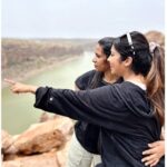 Meghashree Instagram - Wish u happy happy birthday my favourite.....🤗🎂♥️😘🧿 love you forever ♥️ No one can replace you❤️ i know you are always with me 🤗 and I am always with you no matter what 🤗♥️🧿 lots of love🥰♥️ you are always special to me akka 🤗 megha bless you😜😀🫶 happy birthday 🎈🎂 colourful jasthi.......🫶♥️😘 @chaithra_gowda_1518