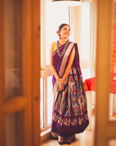 Mitali Mayekar Instagram - The ‘let’s dress up’ season is coming up and I can’t keep calm.❤️🌸
Saree- @zartaricouture 
Jewellery- @silvoguebyranka 
#marathimulgi #festiveseason #diwalionmymind