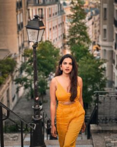 Mitali Mayekar Instagram - Bonne soirée, enchante!🌻🇫🇷
.
.
📸 @sidchandekar 
Styled by- @shivanipatil_ 
Outfit- @miestetica.in 
#france #paris #dreamdestination #bonjour #tinypanda #travelbug #vacayvibes