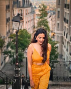 Mitali Mayekar Instagram - Bonne soirée, enchante!🌻🇫🇷
.
.
📸 @sidchandekar 
Styled by- @shivanipatil_ 
Outfit- @miestetica.in 
#france #paris #dreamdestination #bonjour #tinypanda #travelbug #vacayvibes