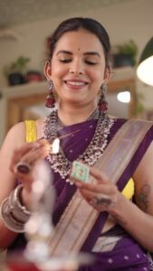 Mitali Mayekar Instagram - Add some sparkle to your celebrations, Silvogue style! Ganpati Bappa Morya!

सिल्व्होग द्विगुणित करेल, तुमच्या उत्सवाची रंगत! 
गणपती बाप्पा मोरया!
@silvoguebyranka 
Saree by @zartaricouture