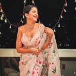 Mitali Mayekar Instagram - Dress up season.✨🌸 Saree by- @colourchaap #diwali2023 #diwalinight #diwalivibes Mumbai, Maharashtra