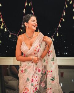 Mitali Mayekar Instagram - Dress up season.✨🌸
Saree by- @colourchaap 
#diwali2023 #diwalinight #diwalivibes
