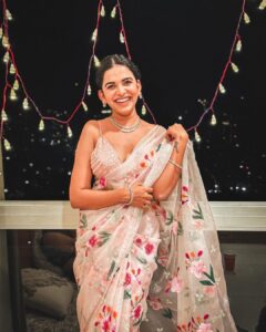 Mitali Mayekar Instagram - Dress up season.✨🌸
Saree by- @colourchaap 
#diwali2023 #diwalinight #diwalivibes