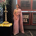 Mithila Palkar Instagram - The Prithvi Theatre Festival Opening Night always sets the tone for Diwali - an evening of art, music, theatre, culture, food, cheer and all of this with the people you love! What joy it was to watch @smudgal & @pradhananeesh perform live! Just the perfect Shubh Aarambh :) It was a very wholesome evening ✨ @prernachawla - special shoutout to you for saving my grace! Haha!