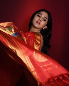 Mrunmayee Deshpande Instagram - 🙏🙏

Saree: @pratha_sarees
Jewellery: @treasureboxforyou
Styled by : @nehachaudhary_ 
 📸 @sarrikaaaaaa 
@snehakelkar906 @sujatakadam_ 
#traditional #saree #sareelove #bappa #special