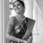 Mrunmayee Deshpande Instagram - नजाकत @mrunmayeedeshpande ❤️ . . . #saree #traditional #india #ethnicwear #indianwedding #beautiful #indiansaree #blue #mrunmayeedeshpande #marathi #beauty #smile #weddings #weddingseason #marathiwedding #pune #mumbai #bollywood #sareelove