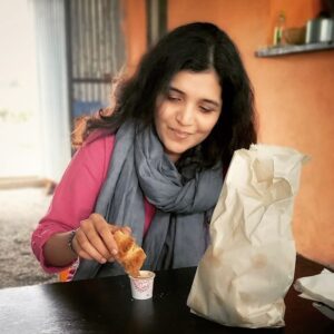 Mukta Barve Instagram - दौरा आला की हे सगळं आलंच😅 गावोगावच्या स्पेशल गोष्टी, जागा ,खाऊ गल्ल्या, चहा, मिसळ, वडे, जेवणं , मज्जा, गप्पा. 
कपापेक्षा खारी मोठी 😄😍🥰 
photo courtesy @ninadsolapurkar