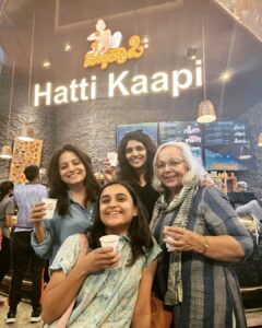 Mukta Barve Instagram - Your time starts now 💚🧡💙🤍❤️ ✈️ पाय जमिनीला टेकले आणि मज्जा सुरू झाली #chaarchaughi  #matathinatak #theatre #banglore