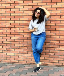 Mukta Barve Instagram - ☕️ time 
Pc: @parnapeace / @kadambarik13 not sure 🤔