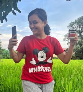 Mukta Barve Instagram - BTS चा BTS! 

चहा पिताना अभिनेत्री पर्ण पेठेनी काढला ‘या अभिनेत्रीचा’ झकास फोटो. 
स्वाईप लेफ्ट 🤓

🌱🌻

—