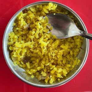 Mukta Barve Instagram - माझा विश्वासच बसेना! 
खरं तर मी ‘श्री दत्त स्नॅक्स’ ची फॅन आहे. मुंबई-पुणे करताना अनेकदा तिथे आवर्जून खाण्याचा ब्रेक घेते मी. आज नाशिक ला जाताना पडघा टोल नंतर खूप कौतुकानी थांबले आणि पोहे मागवले. अत्यंत अनास्थेनी , गरम असल्याचा भास होईल एवढेच जेमतेम गरम पोहे त्यांनी दिले. आणि कमिटमेंट एवढी की पोहे म्हणजे फक्त पोहे. कांदा-मीठ आणि साखर बास! 
जरा चव यावी म्हणुन कदाचित शेंगदाणे, शेव, कोथिंबीर, गेलाबाजार लिंबू .. यातलं काहिच नाही. पैसे वाया गेल्याच्या दुःखापेक्षा भूक लागलेली असताना समोरच्या डीश मधे कोणीतरी एवढी अनास्था वाढुन दिली याचं वाईट वाटलं. #shridattasnacks #श्रीदत्तस्नॅक्स #hungrytummy #food