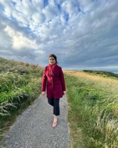 Mukta Barve Instagram - #5 
London series चालु आहे, पण आज photograph बदलले आहेत. 
आजचा फोटो साक्षात @salunke.amol नी, म्हणजे आमच्या DOP सरांनी काढलाय🤗🤗🤗 
Thank you @salunke.amol  #london #marathimovie #muktabarve #shoot #outdoors #beyondmuktabarve