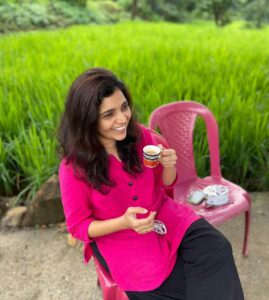 Mukta Barve Instagram - BTS चा BTS! 

चहा पिताना अभिनेत्री पर्ण पेठेनी काढला ‘या अभिनेत्रीचा’ झकास फोटो. 
स्वाईप लेफ्ट 🤓

🌱🌻

—