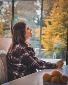 Mukta Barve Instagram - Photo series Alert ‼️ 
A series By super duper talented photographer @sidchandekar . 
Thank you dear Hamood 🤗🤗🤗🙌🏻🙌🏻🙌🏻🫶🏻🫶🏻🫶🏻 #1
#london #shootingdiaries #light #movie #film #marathi #marathifilm #muktabarve