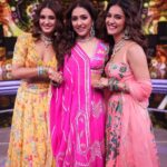 Mukti Mohan Instagram – Savaria on SaReGaMaPa @zeetv 
@neetimohan18 @mohanshakti 
@muktimohan 
#MohanSistersLive #MSL 

@vikrammontroseofficial @shekharastitwa @neetimohan18 @mohanshakti @muktimohan @salmanyusuffkhan @alishasingh.official 
@souravsharmaofficial @nrityashakti @ericpillai @dcatalentmusic  @sonytvofficial @azeemdayani @surneetimusic @mohansisterslive @amit_thosar  @karangupta 
@guptameghal @serene_subarno @ashishgirii @vishrut.dance 
@shreyandurjastyle
@ritickasjalan @dwyessh_hairwizard @rasilaravariamua @saba_hair_makeupartist @jagtap721 
 
Dancers:
@ria_khanna26 
@aboleenagarkar__ 
@mahikaa11 
@danse_et_voyages 
@_rakshitaa 
@maiithilii.ii 
@rahul__74_ 
@monty_mandal 
@anishkj21 
@_bhanu.18