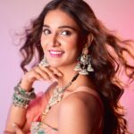 Mukti Mohan Instagram - 🥁 सांवरिया #Savaria at #SaReGaMaPa @surneetimusic @neetimohan18 @mohanshakti Photos - @souravsharmaofficial Styling - @shreyandurjastyle Outfit - @aayushimaniarofficial Earrings - @the_bling_girll Neckpiece , kadas - @_phullara_ Ring - @the_beta_girl Make up - @saba_hair_makeupartist Hair - @dwyessh_hairwizard