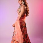Mukti Mohan Instagram - 🥁 सांवरिया #Savaria at #SaReGaMaPa @surneetimusic @neetimohan18 @mohanshakti Photos - @souravsharmaofficial Styling - @shreyandurjastyle Outfit - @aayushimaniarofficial Earrings - @the_bling_girll Neckpiece , kadas - @_phullara_ Ring - @the_beta_girl Make up - @saba_hair_makeupartist Hair - @dwyessh_hairwizard