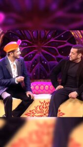 Munawar Faruqui Instagram - So Hi Dosto - Pesh hai Munawar ka Mushaira ❤️
Had so much fun doing this with @beingsalmankhan bhaijaan ❤️

Dekhiye #BiggBoss17, Mon-Fri 10PM & Sat-Sun 9PM sirf #Colors aur @officialjiocinema par.

#BB17 #BiggBoss #munawarfaruqui #munawarkijanta #munawarkewarrior #biggboss17 #dongritohearts #MunawarIsTheBoss