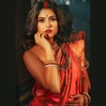 Naina Ganguly Instagram - If you see magic in her eyes, rest assured that she's a bong girl. ❤️ . . . . . . . . . . . . . . . . . #igpost #igaddict #iggood #igdaily #instapost #instafashion #instalike #instagram #ootd #ootdindia #ootdfashion #bong #bonggirl #bengali #bengaliwomen #kolkata #beingtraditional #traditional #sareelove #sareefashion #picoftheday #photooftheday #potd #lookoftheday #bestoftheday #tollywood #tollywoodactress #nainaganguly